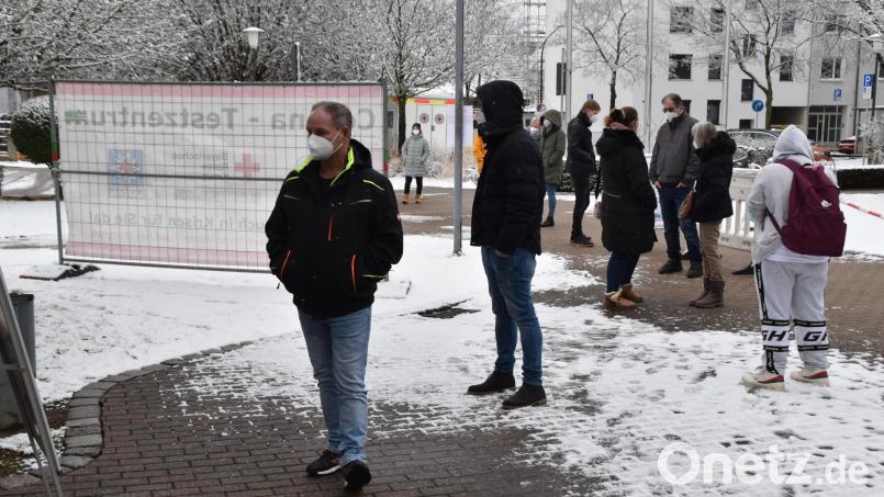 Anstehen zum Testen: Zahlreiche Bürger suchten am Weihnachtswochenende das BRK in Weiden (Bild) und im Landkreis auf, Archivbild: hcz