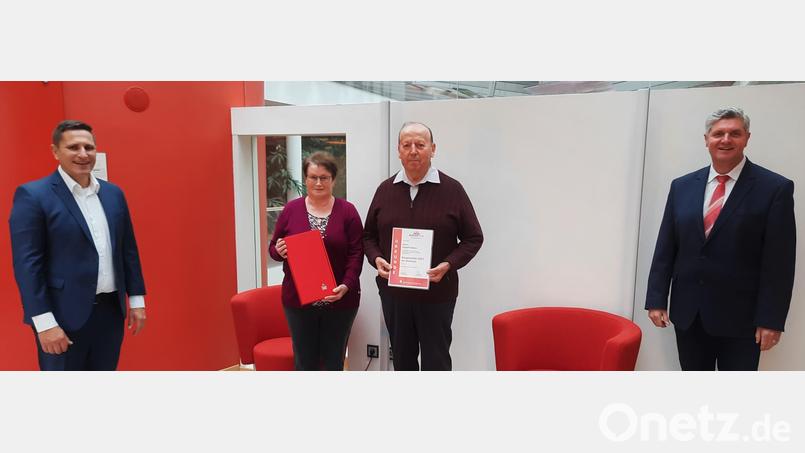 Rudolf Danzer (Zweiter von rechts) nimmt den Sparkassen-Bürgerpreis 2021 aus den Händen von Filialdirektor Wolfgang Busch (rechts) entgegen. Glückwünsche gab es von Ehefrau Sieglinde Danzer und Eschenbachs Bürgermeister Marcus Gradl (links). Bild: Sparkasse/exb