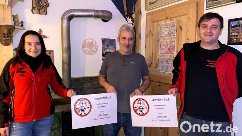 Die beiden Vorsitzenden des Faschingsvereins, Ann-Marie Kals (links) und Markus Mösbauer (rechts) überreichen Ludwig Wüst eine Unterstützung für die Rumänienhilfe. Bild: fjo