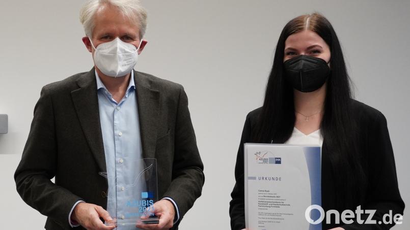 Geschäftsführer Thomas Hanauer mit Preisträgerin Carina Raab. Bild: Elisabeth Manner, emz