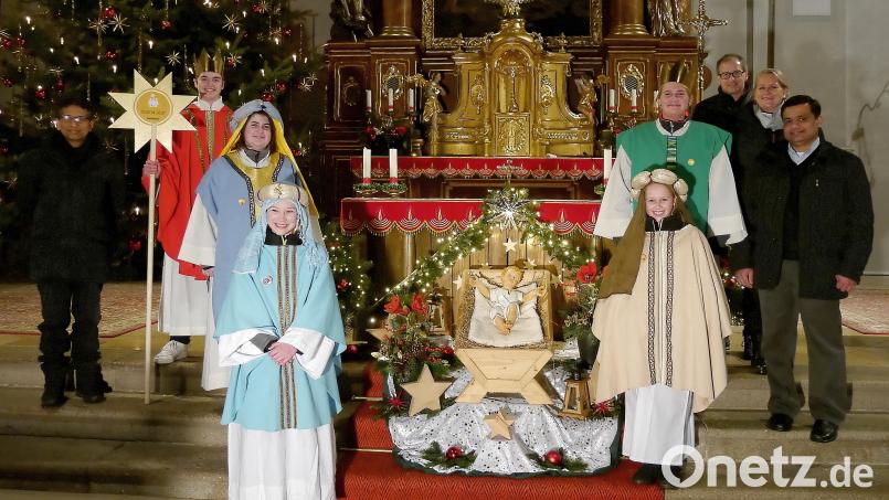 Zusammen mit den Ministranten freuen sich Pfarrer Joseph (links), Kaplan Pater Martin sowie Silke Bächer und Siegfried Trißl (von rechts) über die Einladung zum Sternsinger-Auftakt im Regensburger Dom. Bild: wro