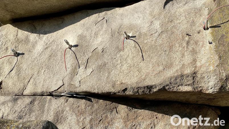 Auf die Stahlstäbe, die hier aus dem Felsen schauen, werden die Ankerplatten geschraubt, der Spannstahl selbst wird mit Zement ausgegossen. Bild: Eichl