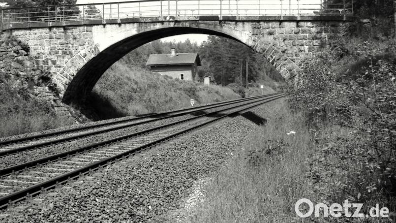 Im Juni 1983 entschied sich der Gemeinderat Immenreuth für den Abbruch der Bogenbrücke bei Kilometer 99,9. 100 Meter weiter östlich Richtung Immenreuth das legendäre Bahnwärterhäuschen. Nach Georg Zeitler wurde es benannt. „Bäimschorsch“ leitete sich nicht von „Bäumen“, sondern eher von „Böhmen“ ab. Archivbild: bkr