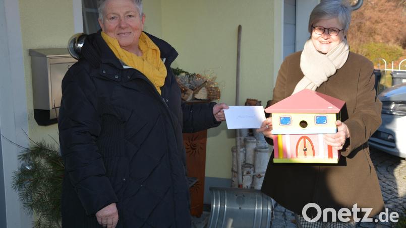 Mit einer Spende in Höhe von 3000 Euro überraschte Rita Vogl (links) wiederum Dr. Annemarie Schraml für die „Aktion Feuerkinder“. Schon seit mehr als zehn Jahren unterstützt die Tirschenreutherin Dr. Schraml in diesem wichtigen Anliegen. Bild: jr