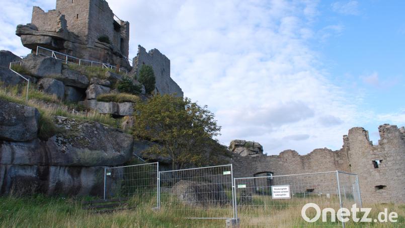 Der Turm der Burgruine Flossenbürg ist weiterhin gesperrt. Der Bauzaun bleibt stehen. Die Felsen müssen gesichert werden. Archivbild: tss