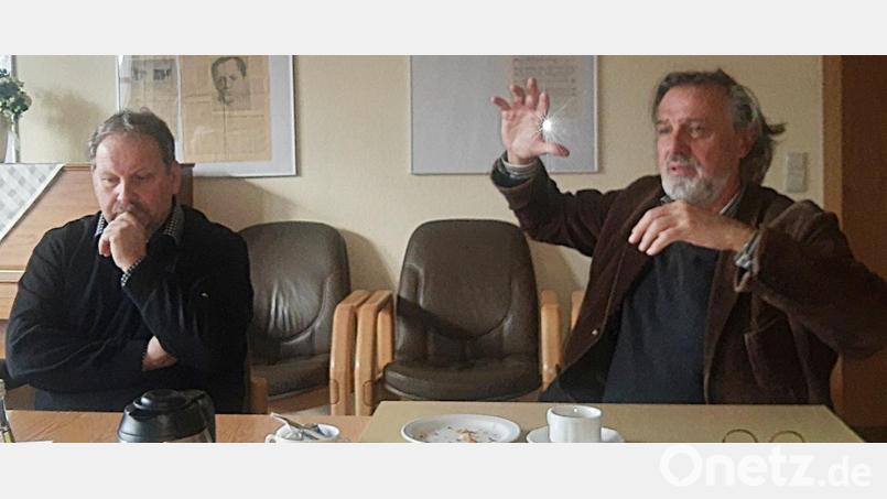 Neue Aspekte streifte Hajo Bahner (rechts) bei seinem Besuch in Brand. Bürgermeister Bernhard Schindler lauschte gespannt seinen Ausführungen. Es kann spannend werden. Bild: ld