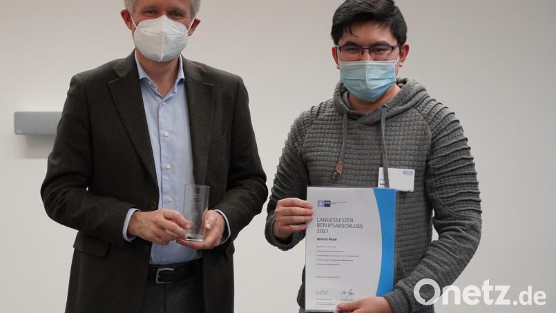 Geschäftsführer Thomas Hanauer mit Preisträger Ahmad Rezai. Bild: Elisabeth Manner, emz