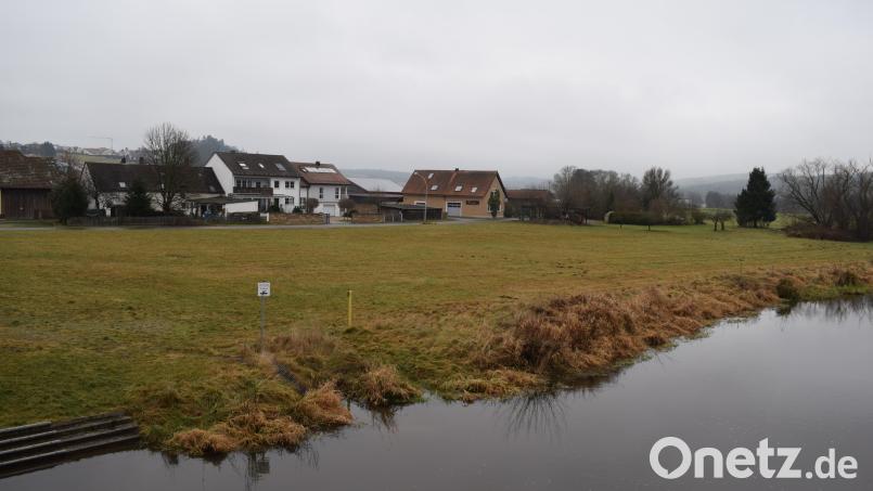 Die Anhebung des Tratweges und er Bau eines Hochwasserschutzdammes unmittelbar vor der Wohnbebauung stößt bei den Bürgern von Oberköblitz auf Ablehnung. Die Planung wird vorerst eingestellt. Bild: bnr