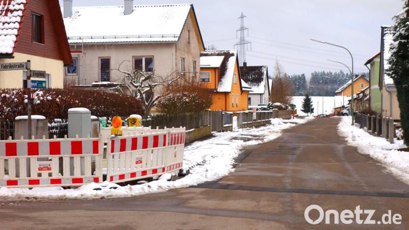 Im Kreuzungsbereich Fabrikstraße/In der Au ändert sich im neuen Jahr die bisherige Optik des Straßenraums. Rotes Gehwegplaster wird nicht mehr hergestellt. Bild: fjo