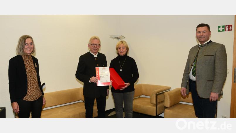 Bemerkenswertes Engagement verdient Anerkennung: Max Müllhofer (Zweiter von links) nimmt im Beisein von Ehefrau Christiana Müllhofer den Sparkassen-Bürgerpreis 2021 entgegen. Auch Filialleiterin Monika Höllerer und Bürgermeister Rainer Rewitzer beglückwünschen den Preisträger. Bild: bey