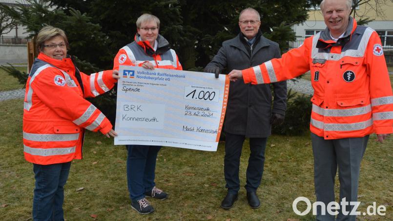 Einen Tag vor Heiligabend überraschte Bürgermeister Max Bindl (Zweiter von rechts) die BRK-Bereitschaft Konnersreuth mit einer Spende von 1000 Euro. Den Scheck nahmen BRK-Bereitschaftsleiter Hugo Hofmann (rechts), Marietta Hofmann (Zweite von links) als Leiterin Soziale Aufgaben und Hermine Schaumberger, stellvertretend für das ehrenamtliche Testpersonal, entgegen. Bild: jr