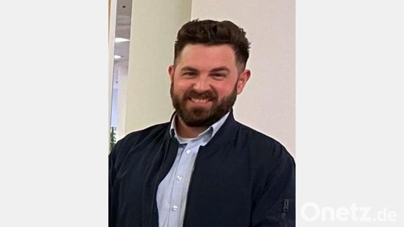Norbert Schwarz (Mitte) erhält den Sparkassen-Bürgerpreis 2021 von Filialdirektor Wolfgang Huber (links) überreicht. Neustadts Bürgermeister Sebastian Dippold beglückwünscht den Preisträger. Bild: exb
