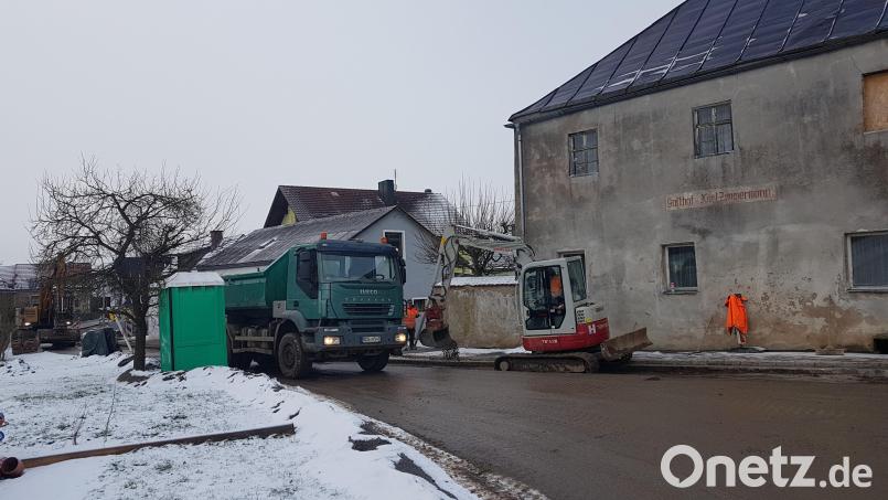 Mit der Teerung der aufgebrochenen Straßen setzte die Baufirma Haimerl einen Schlussstrich unter dem Ausbau der Wasserversorgung Gaisheim. Bild: gi