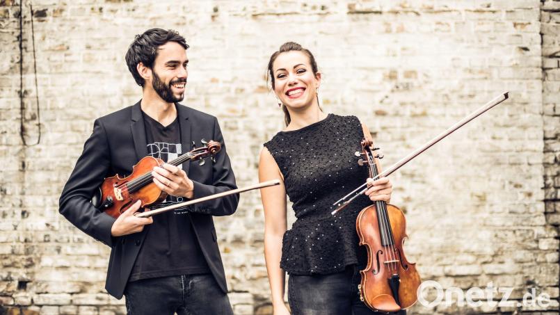 Warum Pizza und Geigen zusammenpassen, erklären „The Twiolins“ in ihrem Konzert am 23. Januar. Bild: Christoph Asmus/exb