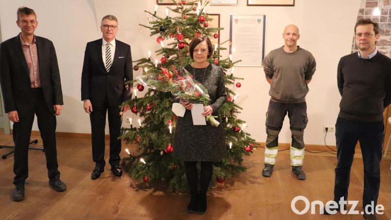 Mit einem Blumenstrauß sowie einem Gutschein wurde Ingrid Muck, die seit 2012 bei den Stadtwerken tätig war, in den Ruhestand verabschiedet. Im Bild (von links): Stadtwerke-Leiter Thomas Kraus, Bürgermeister Franz Stahl und Ingrid Muck, Personalratsvorsitzender Michael Fiedler und der Leiter der Hauptverwaltung, Markus Bergauer. Bild: Stadt Tirschenreuth/exb