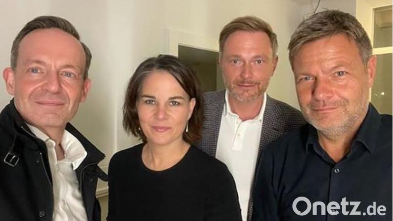 Volker Wissing (FDP), Annalena Baerbock, Bundesvorsitzende von Bündnis 90/Die Grünen, Christian Lindner, FDP-Vorsitzender und Robert Habeck, Co-Bundesvorsitzender von Bündnis 90/Die Grünen sind auf einem Selfie zu sehen, das Wissing auf seinem Instagram-Account veröffentlicht hat. Bild: Volker Wissing