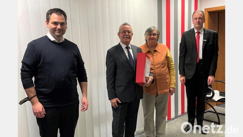 Wolfgang Eimer (Zweiter von links freut sich über den Sparkassen-Bürgerpreis 2021, den er von Filialdirektor Wolfgang Huber (rechts) überreicht bekommt. Bürgermeister Sebastian Hartl (links) und Ehefrau Rosemarie Eimer gratulieren. Bild: Sparkasse/exb