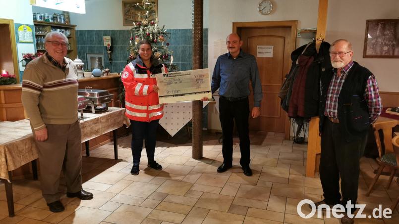 Der Vorsitzende der RK, Waldemar Hansl, überreicht im Beisein von Ehrenvorsitzenden Siegfried Kleber (rechts) und Ehrenmitglied Rainer Bauriedl (links) an HvO-Mitglied Laura Roth einen Scheck in Höhe von 300 Euro. Bild: gz