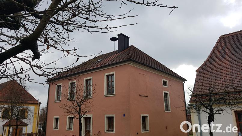 Noch thront die Neudorfer Sirene auf dem Dach der ehemaligen Schule. Sie wird durch eine neue Sirene auf dem Dach des Vereinszentrums ersetzt. Bild: hme