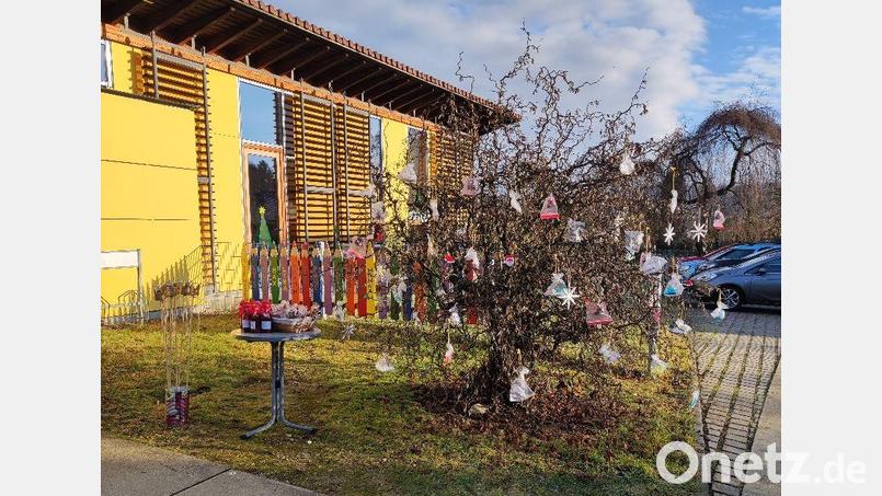 Der adventlich und vorweihnachtlich dekorierte Haselnussstrauch vor dem Kindergarten in Lintach wartet auf die Spender. Bild: jow