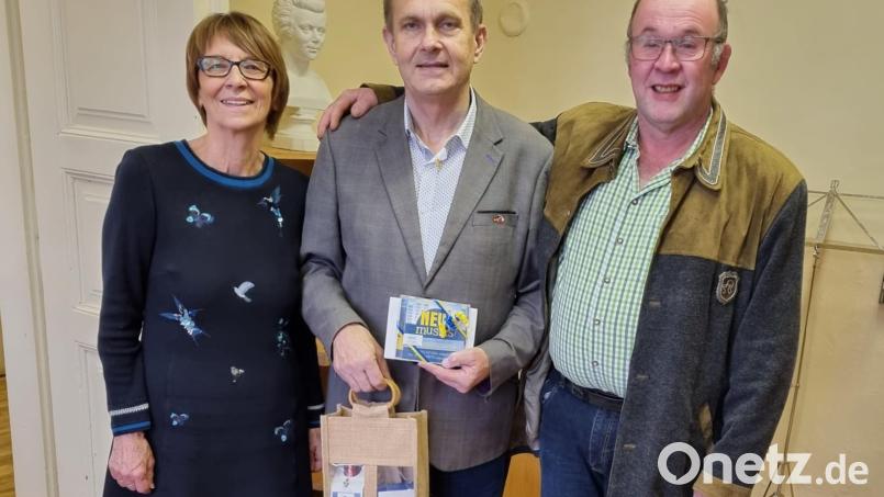 Nicht vergessen haben stellvertretende Landrätin Margit Kirzinger (links) und musikalischer Leiter Hermann Mack (rechts) den runden Geburtstag ihres tschechischen Freundes František Kratochvíl. Bild: fjo