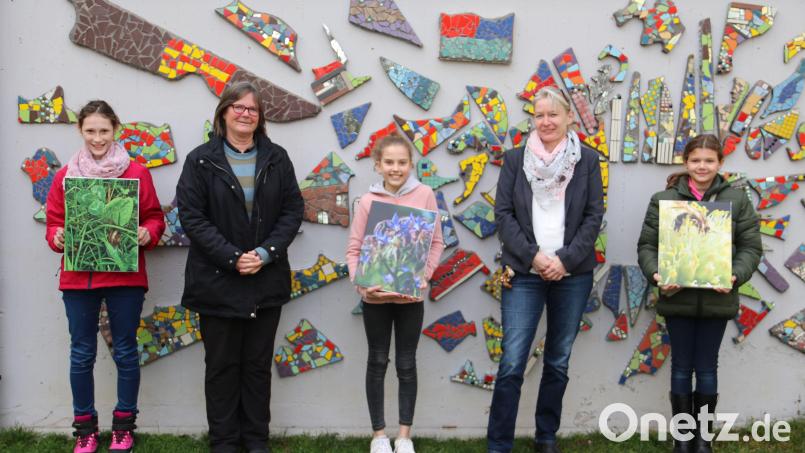 Bei der Siegerehrung mit den Siegerfotos (von links) Cathrin Trenz (Sich bewegende Schnecke im Gras), Isabel Lautenschlager (Geschäftsführerin Naturpark Hirschwald), Lina Humml (Borretschblüte), Sabine Stopfer-Birner (Stellvertretende Schulleitung), Lia Höfler (Biene im Pollenbad). Bild: Helga Gradl/exb