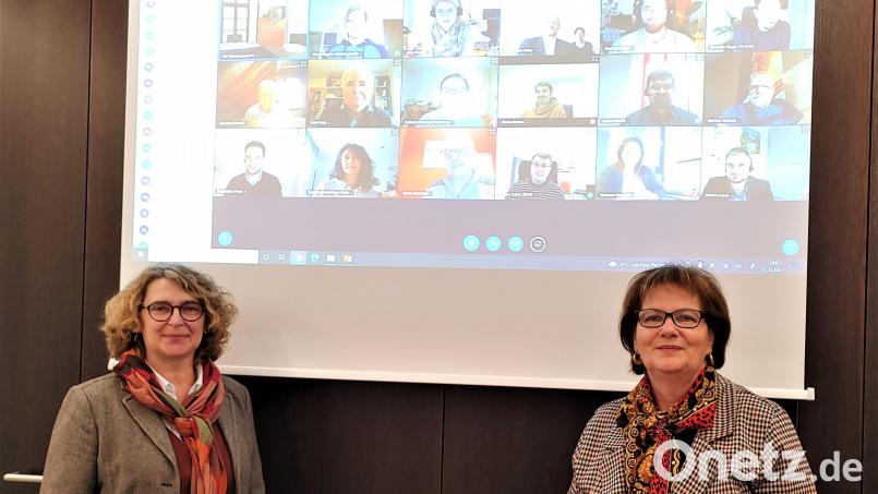 Projektleiterin Anita Busch und ihre Nachfolgerin Isolde Guba (von rechts) tauschten sich mit den Teilnehmern der Abschlussveranstaltung „Digitale Wohnberatung und Bildungsangebote für Ältere zur Digitalisierung“ aus. Bild: Peter Süß/Landkreis Tirschenreuth/exb