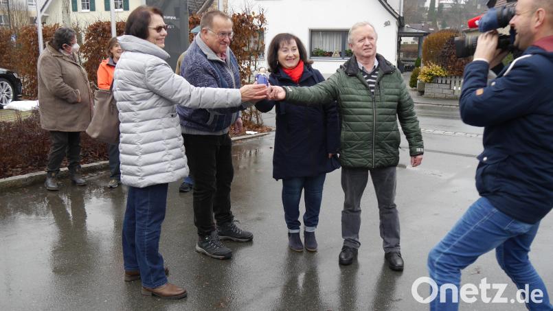 Das Foto zeigt die Bürgerbusfahrerinnen und -fahrer Maria Streckenbach (von links) aus Speichersdorf, Wolfgang Zwing aus Emtmannsberg, Karola Fichtel aus Engelmeß und Michael Schuster aus Waischenfeld, die stellvertretend für alle Fahrerinnen und Fahrer den blauen TVO-Ehrenamtsengel entgegennahmen. Bild: Landratsamt Bayreuth/exb