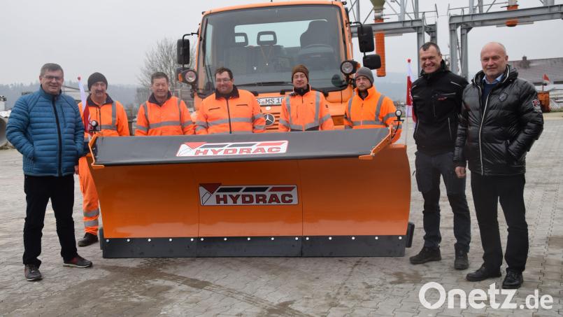 17 000 Euro kostete das Weihnachtsgeschenk für den Bauhof in Schmidmühlen (von links) Bürgermeister Peter Braun, Peter Siedler, Dieter Baumer, Christian Lautenschlager, Manuel Müller, Daniel Wolfsteiner, Michael Schuierer von Landtechnik Schuierer und Anton Gut von der Firms Hydrac. Bild: bö