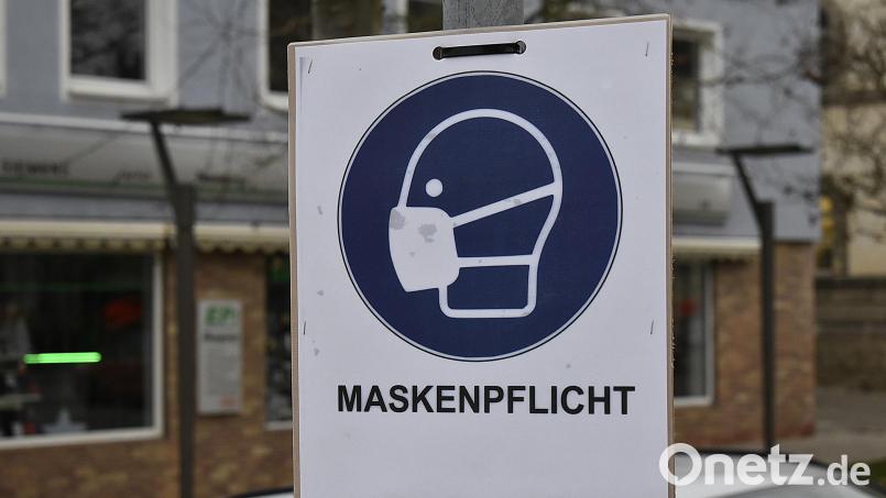 Die Maskenpflicht – hier ein Schild in der Auerbacher Innenstadt – war auch für Landrat Richard Reisinger eine der prägenden Erfahrungen der Pandemiezeit. Archivbild: sck