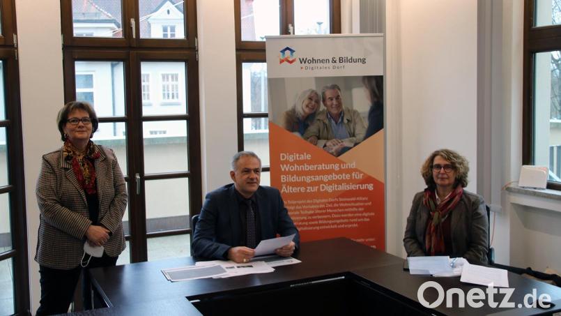 Projektleiterin Anita Busch, Landrat Roland Grillmeier und Wohnberaterin Isolde Guba (von links) verfolgen die digitalen Vorträge. Bild: Fabian Polster/Landkreis Tirschenreuth/exb