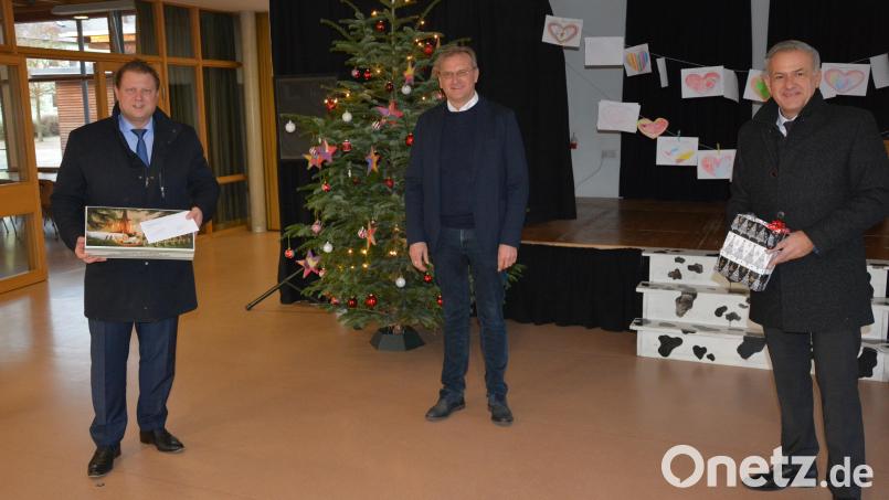 Von zwei schwierigen Jahren für die Lebenshilfe sprach Landrat Roland Grillmeier (rechts). Beim Besuch in Mitterteich dabei war auch Bürgermeister Stefan Grillmeier (links). Lebenshilfe-Geschäftsführer Berthold Kellner freute sich über den guten Draht zu Landratsamt und Stadt. Bild: jr