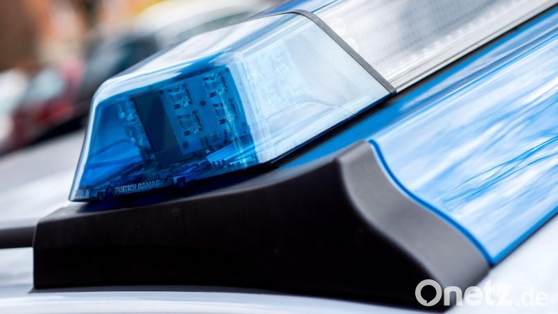 Die Polizei Vohenstrauß bittet wegen einer Unfallflucht in Pleystein um Hinweise. Symbolbild: Hauke-Christian Dittrich/dpa