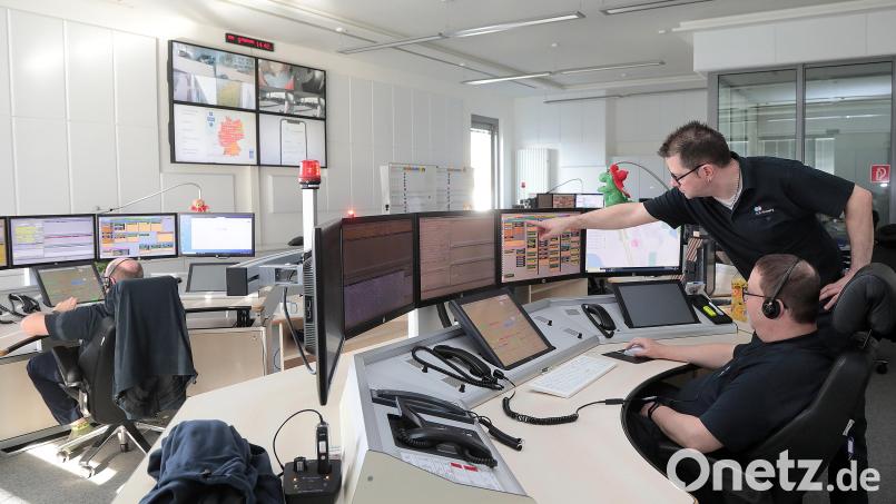 Ein Blick in die Integrierte Leitstelle (ILS) in Amberg, die für die Alarmierung von Feuerwehr und Rettungsdienst zuständig ist. Bild: Wolfgang Steinbacher