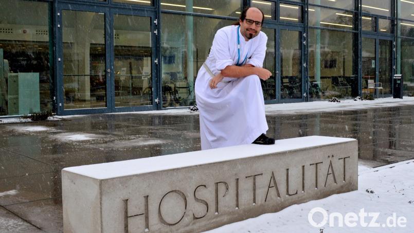 Frater Thomas, Seelsorger im Krankenhaus St. Barbara, spricht von arbeitsreichen, aber auch intensiven Jahren. Bild: Marion Hausmann/exb