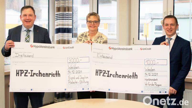 Filialdirektor Christian Wolf (rechts) von der HypoVereinsbank Weiden und Tobias Wolf (links), der als ehrenamtlicher Vorstand in mehreren der Stiftungen der HypoVereinsbank Region Bayern Nord tätig ist, überreichten an HPZ-Vorstandsmitglied Claudia Prommersberger (Mitte) gleich zwei Spendenschecks in einer Höhe von insgesamt 4000 Euro. Bild: exb