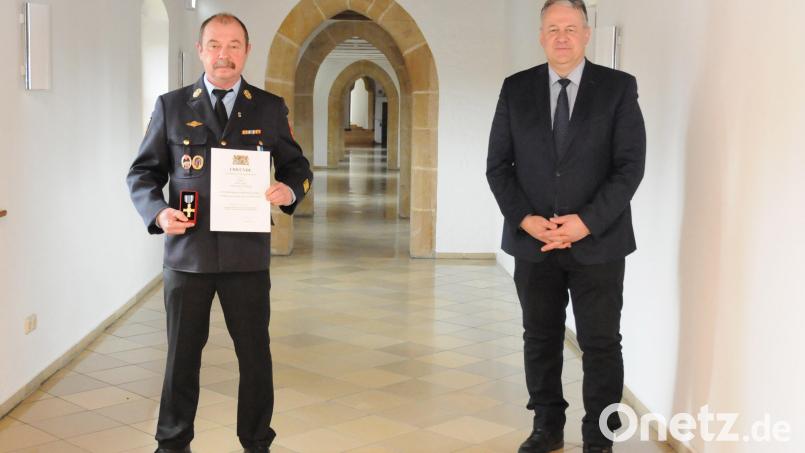 Die Feuerwehr hat im Leben von Karl Luber (links) einen hohen Stellenwert. Für 40 Jahre aktiven Dienst händigte Landrat Richard Reisinger ihm das Ehrenzeichen in Gold aus. Bild: Christine Hollederer