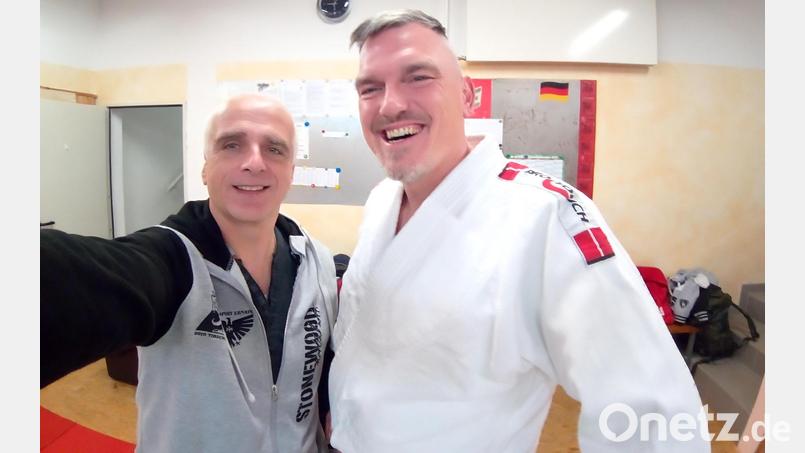 Als erster gratulierte Trainer Markus Grohmann (links) Frank Küspert zum Grünen Gürtel. Bild: Markus Grohmann/exb