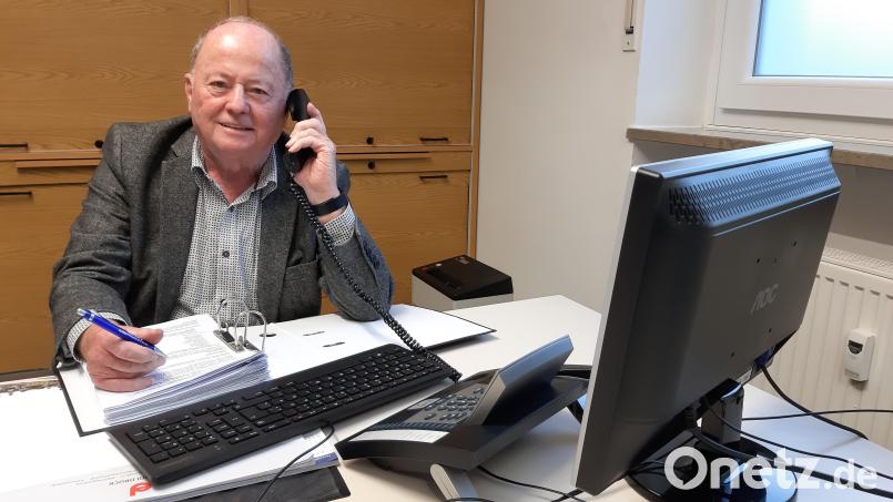 Hartmut Brönner an seinem Schreibtisch im CSU-Kreisbüro: Viele Jahre hat er viel Herzblut in seine Arbeit als Kreisgeschäftsführer der Weidener CSU gesteckt. Bild: Kunz