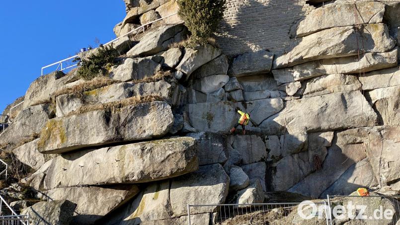Hochspezialisierte Fachleute sichern einzelne Felsen der Burgruine Flossenbürg mit Ankern, damit diese an Ort und Stelle bleiben. Bild: Eichl