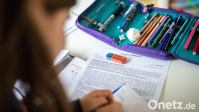 Eine Schülerin arbeitet im Distanzunterricht an ihrem Schreibtisch. Symbolbild: Jonas Güttler/dpa