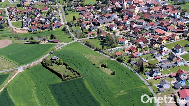 Insgesamt 16 Bauparzellen werden im kommenden Jahr im neuen Baugebiet (Bildmitte) in Altendorf zur Verfügung stehen. Luftbild: akp