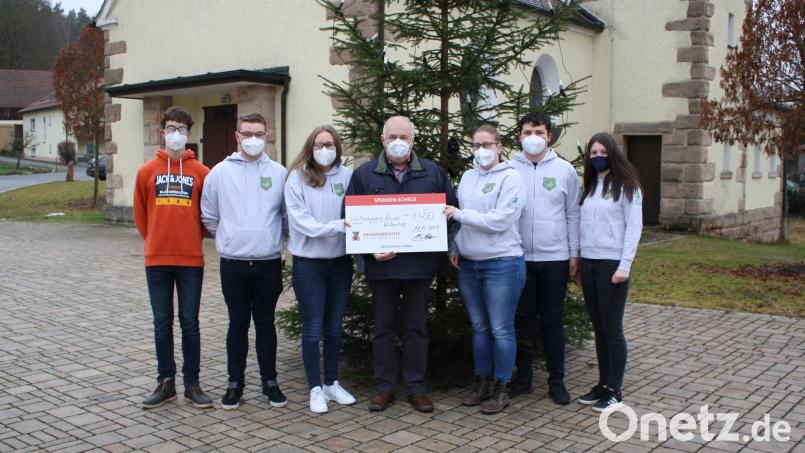 1400 Euro aus dem Haus-zu-Haus-Verkauf selbstgebackener Plätzchen und gebrannter Mandeln übergab die Zessau-Weihersberger &quot;Eichenlaub&quot;-Schützenjugend (von links: Benedikt Schraml, Fabian Bäumler, Anna-Maria Wittmann, Magdalena Wittmann, Hannes Dobmeier, Katharina Dobmeier) an Kinderkrebshilfe-Vorsitzenden Herbert Putzer (Mitte). Bild: bjp