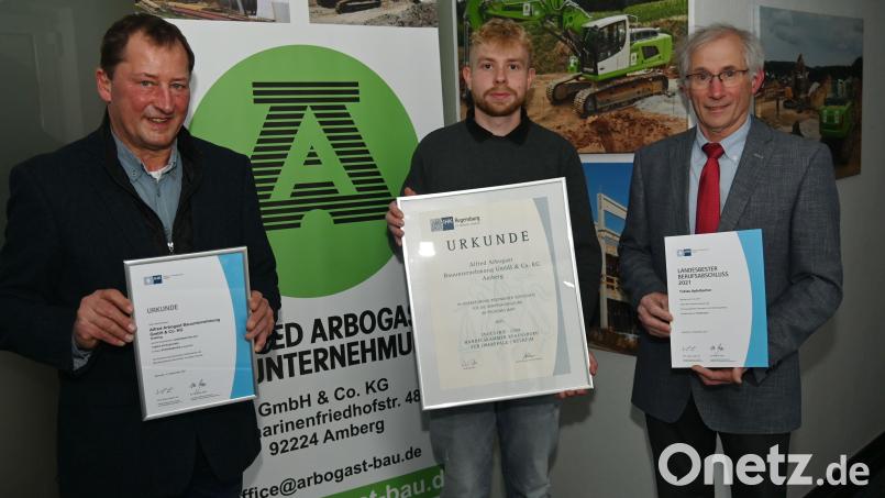 Tobias Apfelbacher (Mitte) erhielt die Urkunden von seinen Lehrherren Jürgen Arbogast (rechts) und Claus Arbogast (links). Bild: gf