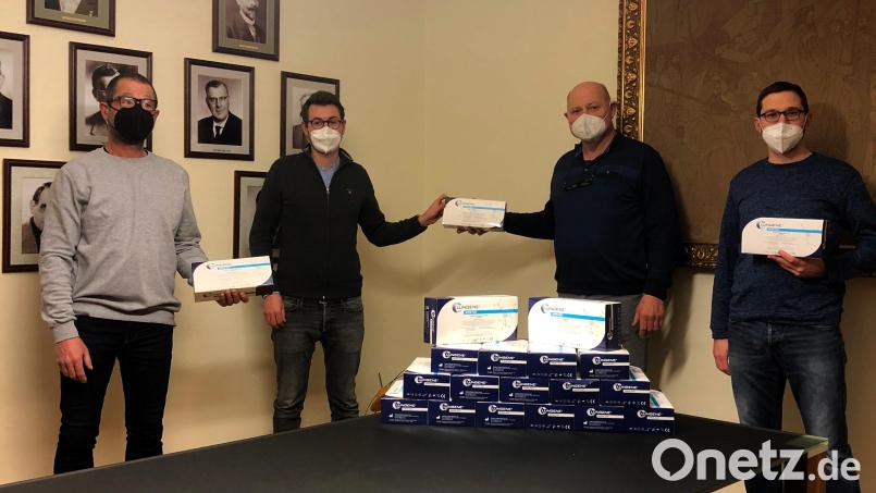 Mit 500 Schnelltests unterstützt die Tuchfabrik Mehler die SG Tirschenreuth. Im Bild (von links): FC-Vorsitzender Harald Siegert, Maximilian Mehler, FC-Hauptkassier Karl Schwägerl und FC-Jugendleiter Marco Schwägerl. Bild: ws