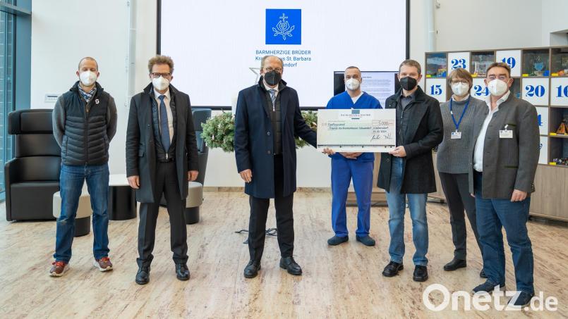 Die beiden Spender Heiner Duscher und Maximilian Baumgärtner (Zweiter und Dritter von links) wurden bei der Spendenübergabe von den Fördervereins-Vertretern Andreas Betzlbacher (links), Wolfgang Wack (Mitte), Andreas Wopperer (Dritter von rechts), Gabi Leichtl (Zweite von rechts) und dem stellvertretenden Krankenhaus-Geschäftsführer Michael Enzmann umrahmt. Bild: Michael Vogl/exb
