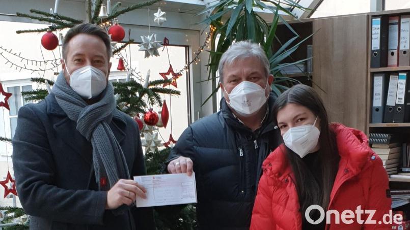 Die Freude war groß: Stolze 10000 Euro spendete Transportunternehmer Richard Suttner (Mitte) an das Alten- und Pflegeheim in Pressath. Mit seiner Tochter Ricarda (rechts) überreichte er Heimleiter Christian Fuchs (links) den Spendenscheck. Bild: mng