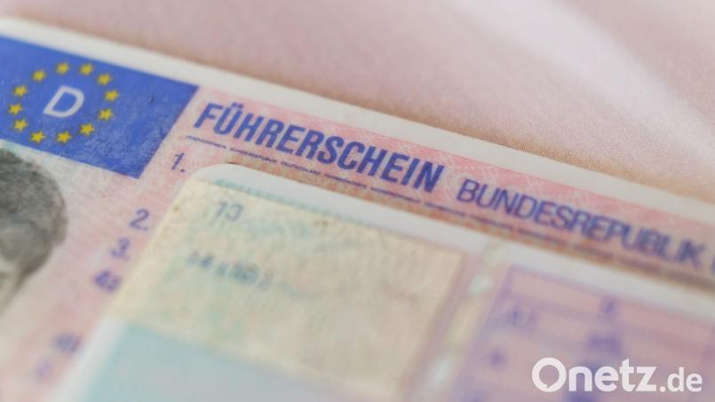 Wegen fahrlässiger Gefährdung im Straßenverkehr musste ein 41-Jähriger aus dem Landkreis Tirschenreuth seinen Führerschein abgeben. Der Einspruch gegen den Strafbefehl war zumindest vor Gericht erfolgreich. Symbolbild: Ole Spata/dpa