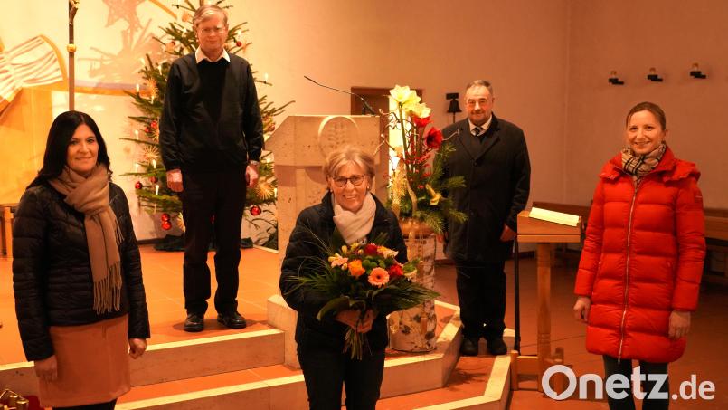 Elisabeth Meißner (Mitte), die sich auch für den kreativen und schönen Blumenschmuck in der Pfarrkirche verantwortlich zeigt, geht nach 25 Jahren in den Ruhestand. Pfarrer Norbert Götz und Bürgermeister Josef Beimler sowie ihre Nachfolgerinnen Cornelia Greiner-Braun (links) und Judith Friedl (rechts) sagten ein herzliches Vergelt`s Gott. Bild: fvo