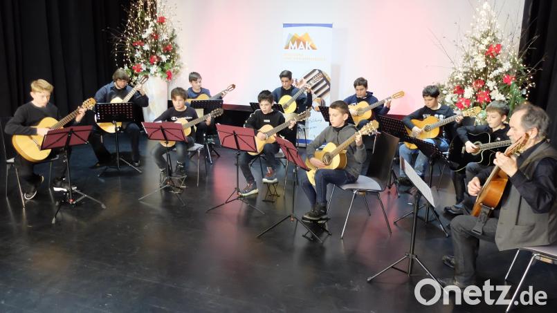Das Gitarren-Ensemble in Aktion. Bild: Sing- und Musikschule Marktredwitz/exb